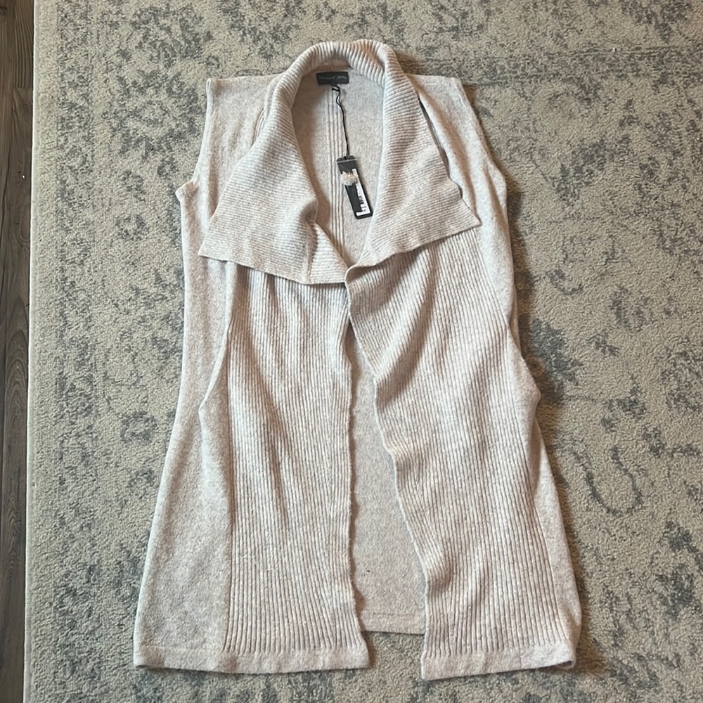 Long sleeveless vest with pockets size small!